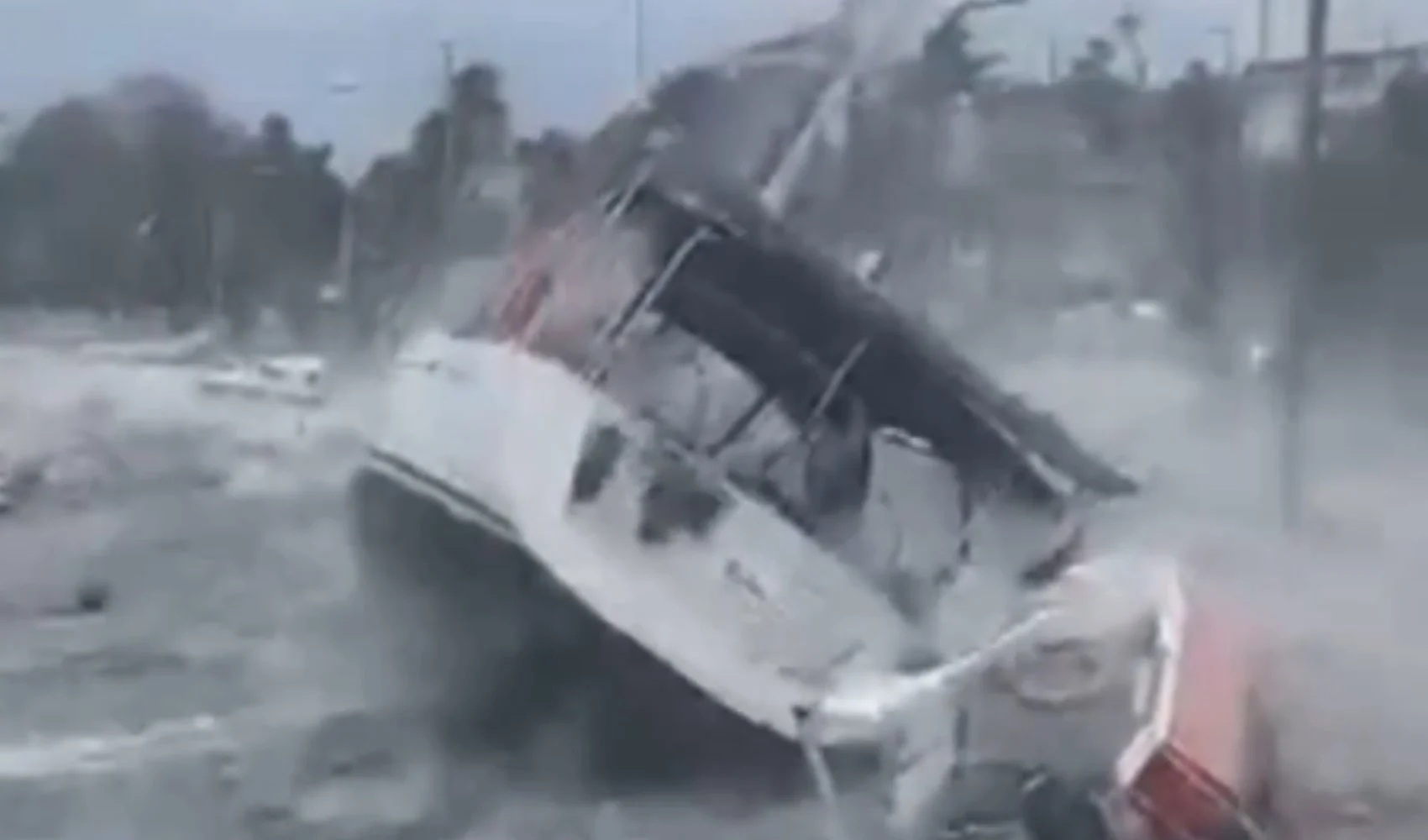 Günlerdir devlet kurumlarının uyardığı lodos sert vurdu. İstanbul başta olmak