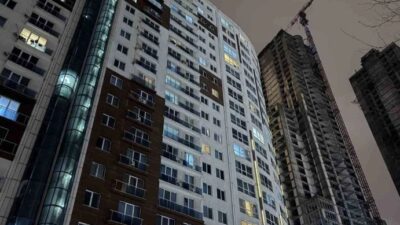 Esenyurt'ta bir sitede bulunan koridorda 2 kişi silahla vurulmuş halde