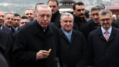 Cumhurbaşkanı Erdoğan, Ramazan Bayramı namazını memleketi Rize'de kıldı. Erdoğan, namaz