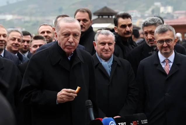 Cumhurbaşkanı Erdoğan, Ramazan Bayramı namazını memleketi Rize'de kıldı. Erdoğan, namaz