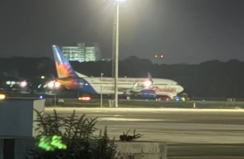 Antalya'dan İngiltere'ye gitmek üzere havalanan Jet2 Airlines'a ait yolcu uçağı,