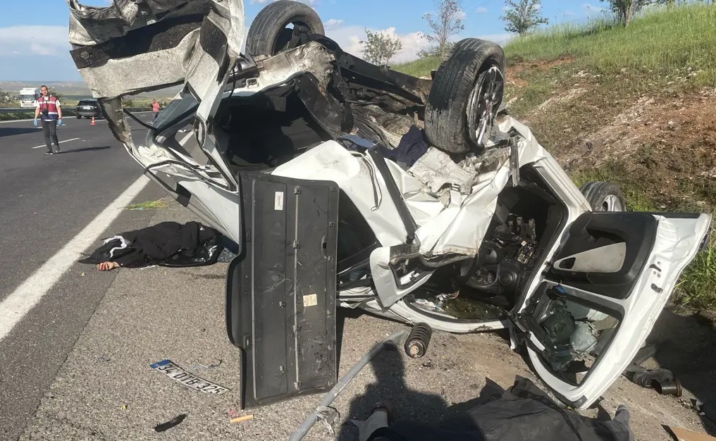 Şanlıurfa'da otomobil ile hafif ticari araç çarpıştı. Kazada 3 kişi