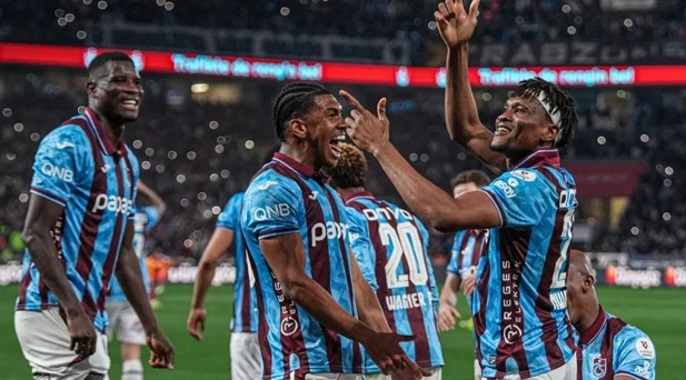 Trabzonspor, Süper Lig'de konuk ettiği Galatasaray'ı yendi ve zirvede puan