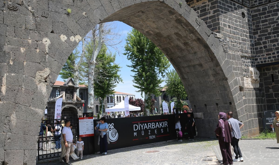 Diyarbakır'da Anneler Günü dolayısıyla düzenlenen 'Annemle Benim Şenliğim' etkinliği, yaklaşık