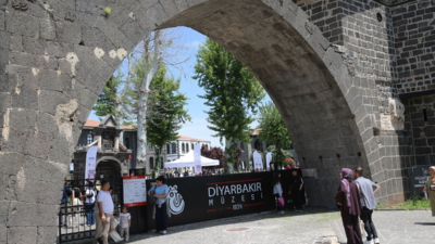 Diyarbakır'da Anneler Günü dolayısıyla düzenlenen 'Annemle Benim Şenliğim' etkinliği, yaklaşık