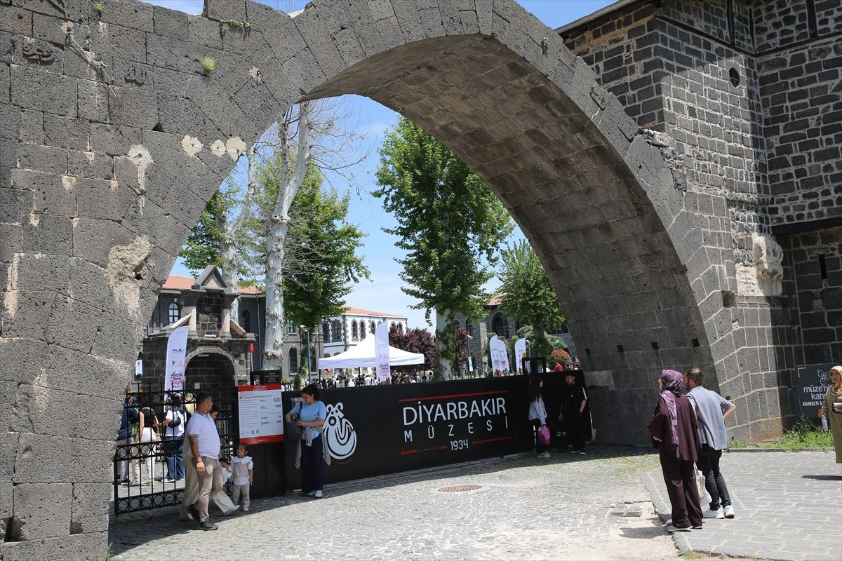 Diyarbakır'da Anneler Günü dolayısıyla düzenlenen 'Annemle Benim Şenliğim' etkinliği, yaklaşık