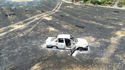 Adana'nın İmamoğlu ilçesinde park halindeki bir araçta başlayan yangın, hızla