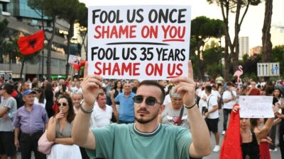 Arnavutluk'ta Zvernec'teki turizm projesine karşı düzenlenen gösteriler devam ediyor. Protestocular,