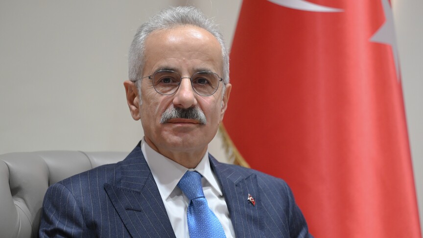 Ulaştırma ve Altyapı Bakanı Abdulkadir Uraloğlu, ebeveynlere çocuklarının internet kullanımını