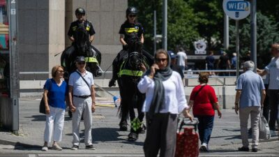Kızılay ve Kuğulu Park'ta devriye atan atlı polisler, güvenlik için