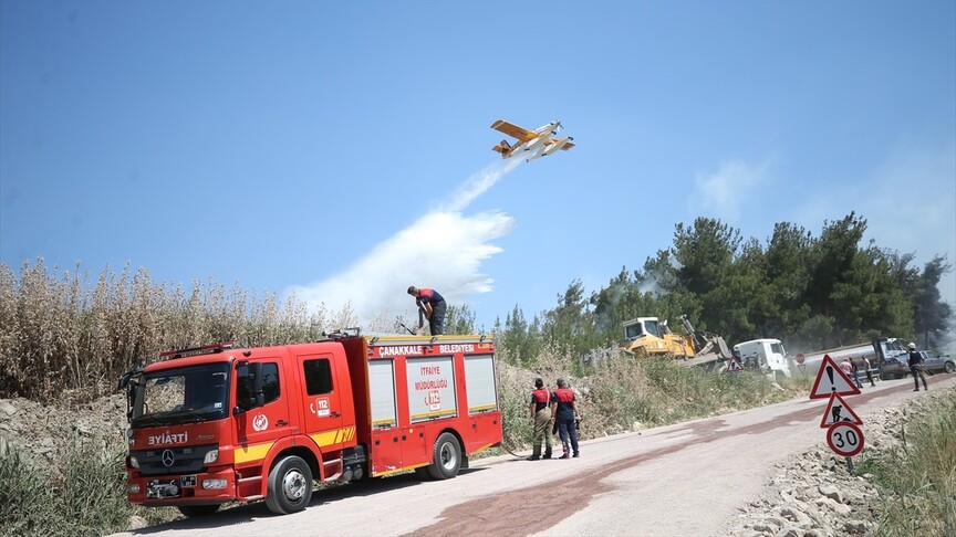 Çanakkale'deki orman dışı alanda çıkan yangın, yapılan yoğun müdahaleyle kontrol