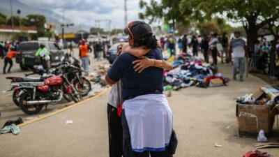 Venezuela'nın başkenti Caracas'ta, deprem felaketinin ardından gönüllüler bir araya gelerek