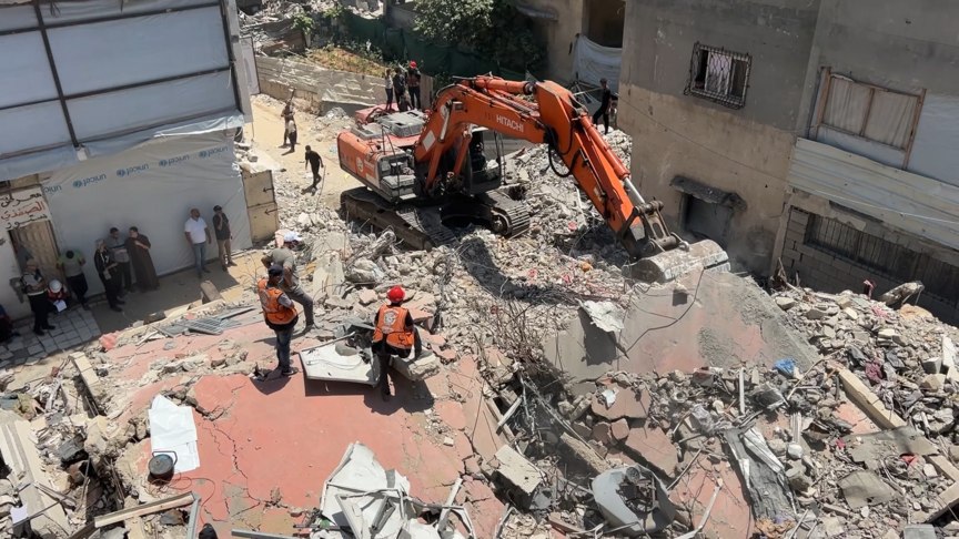 Saldırılar sonucu enkaza gömülen 8 bin 500 cenazeye ulaşma çabaları,