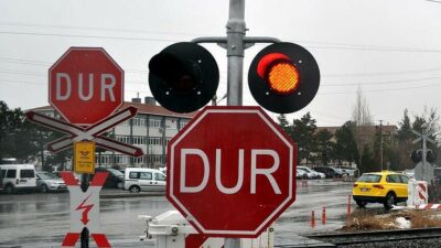 Ulaştırma ve Altyapı Bakanı Abdulkadir Uraloğlu, hemzemin geçitlerin güvenliğini artırmak