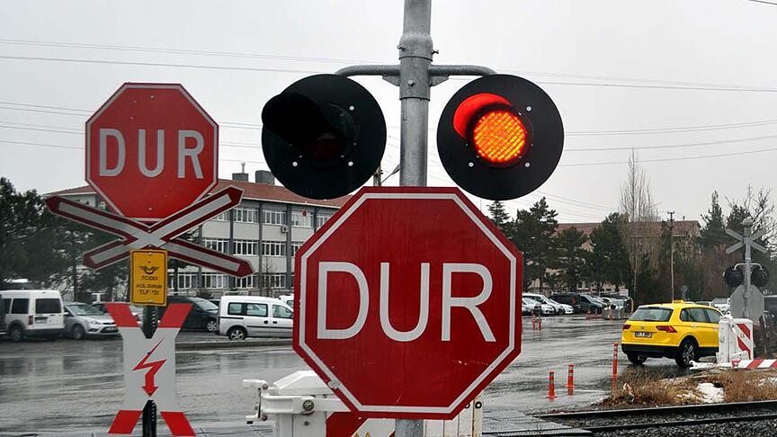 Ulaştırma ve Altyapı Bakanı Abdulkadir Uraloğlu, hemzemin geçitlerin güvenliğini artırmak