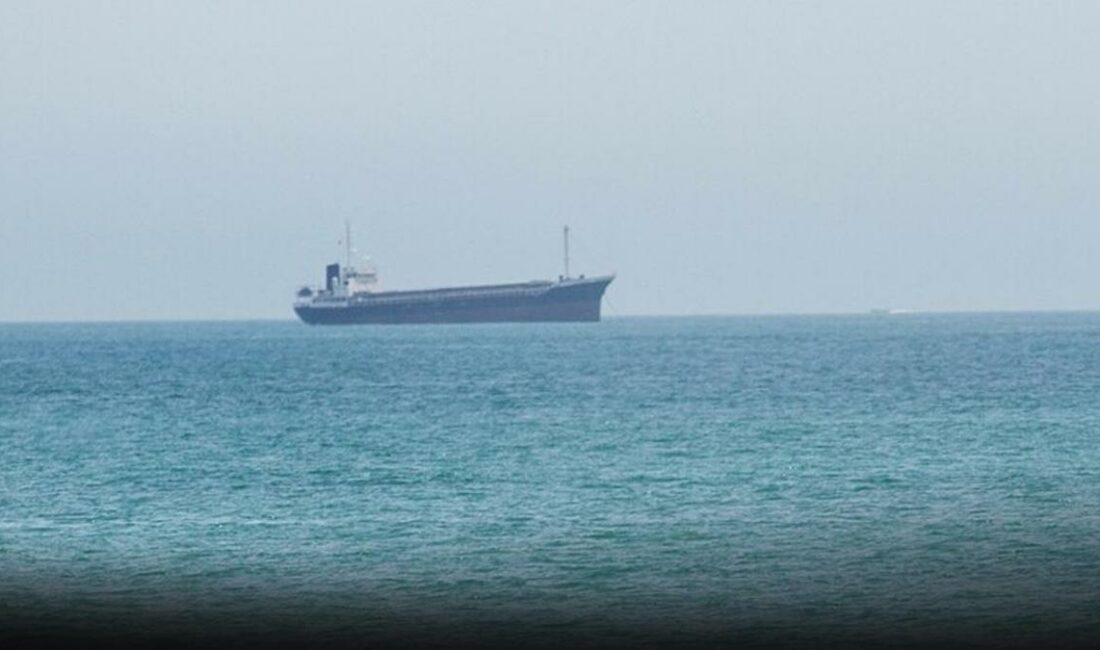 Hürmüz Boğazı'nda seyir halindeki bir kargo gemisi, bilinmeyen bir merminin