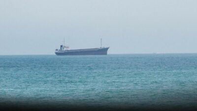 Hürmüz Boğazı'nda seyir halindeki bir kargo gemisi, bilinmeyen bir merminin