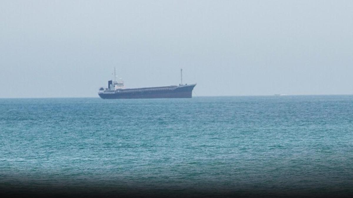 Hürmüz Boğazı'nda seyir halindeki bir kargo gemisi, bilinmeyen bir merminin