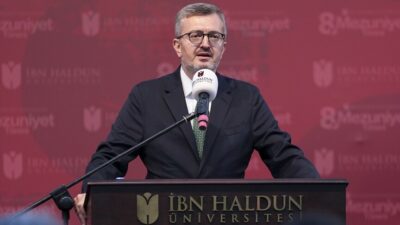 İletişim Başkanı Fahrettin Duran, İbn Haldun Üniversitesi mezunlarına seslenerek, doğruyu