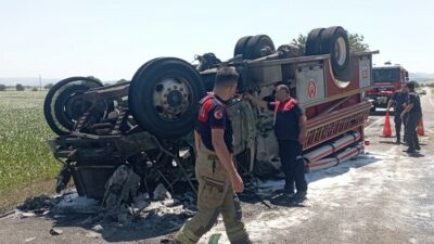 Bergama'da meydana gelen kazada itfaiye aracındaki iki personel yaralanarak hastaneye