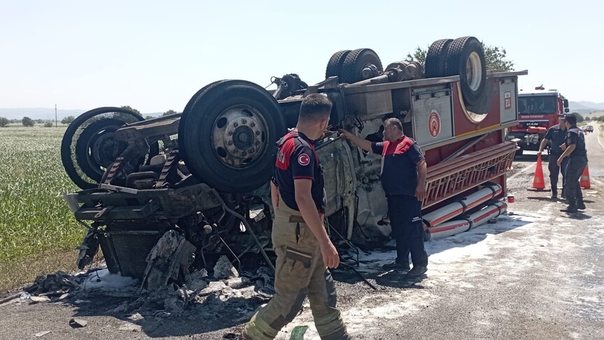 Bergama'da meydana gelen kazada itfaiye aracındaki iki personel yaralanarak hastaneye