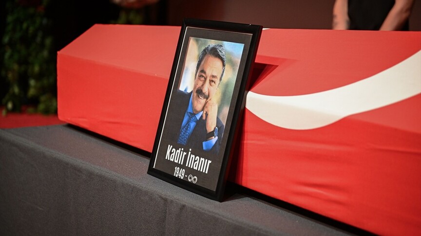 Kadir İnanır, Türk sinemasının duayenlerinden biri olarak anılarak, sevenleri ve