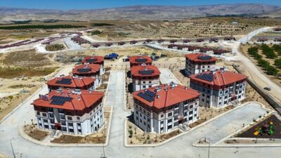 Malatya'nın Darende ilçesinde, depremzedelere umut olan konutlar hak sahiplerine teslim