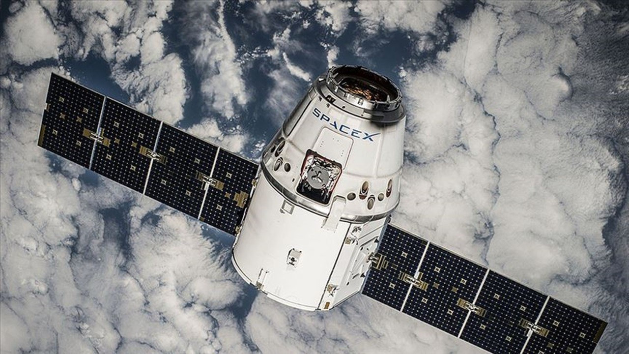 SpaceX, Starlink markası altında mobil iletişim hizmeti sunmayı değerlendiriyor.