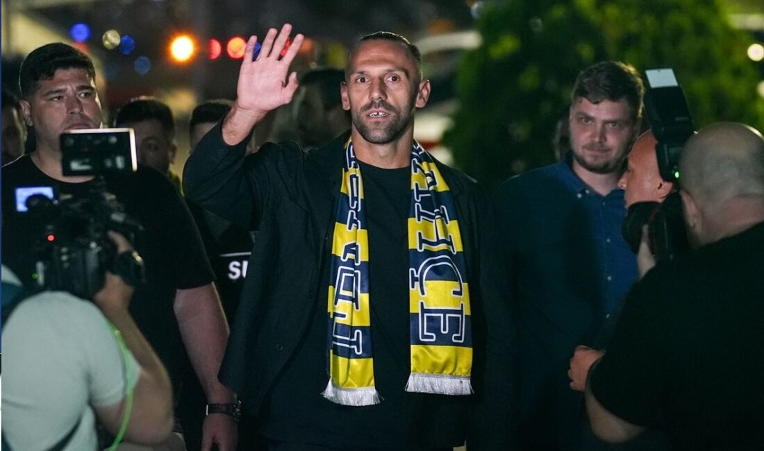 Fenerbahçe'nin anlaştığı Vedat Muric, taraftarları selamlayarak İstanbul'a ulaştı.
