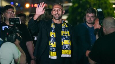 Fenerbahçe'nin anlaştığı Vedat Muric, taraftarları selamlayarak İstanbul'a ulaştı.
