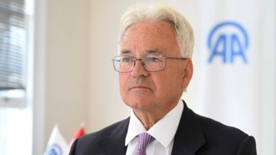 Sir Alan Duncan, Türkiye'nin demokrasiye olan bağlılığını vurgulayarak, FETÖ'nün darbe