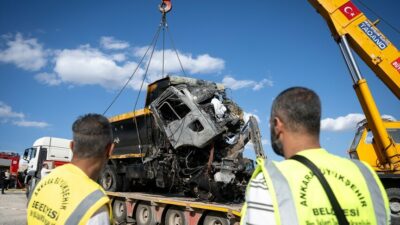 Yenimahalle'de meydana gelen kazada, frenleri tutmayan hafriyat kamyonu iki kişiyi