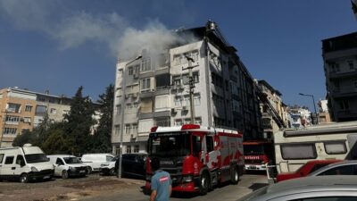 Muratpaşa'da meydana gelen yangında, itfaiye ekipleri zamanla yarışarak iki kişiyi