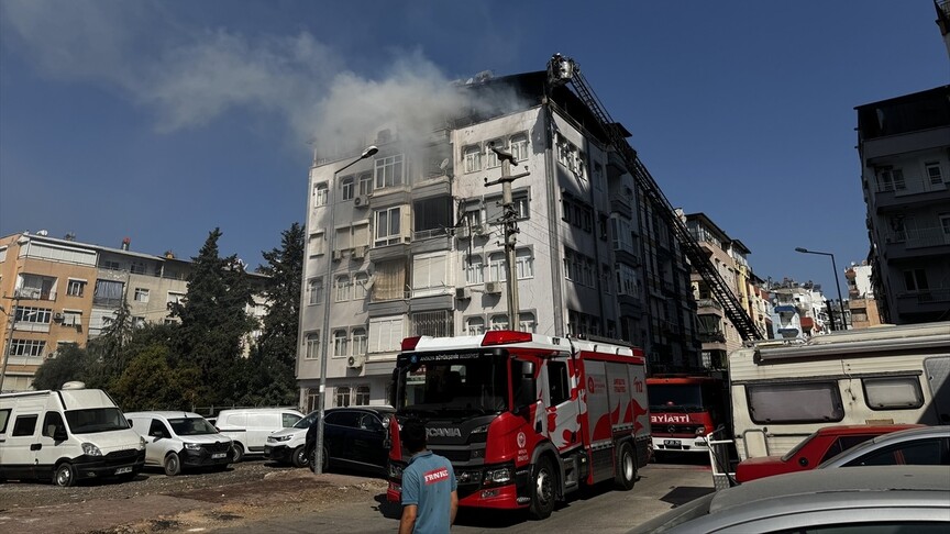 Muratpaşa'da meydana gelen yangında, itfaiye ekipleri zamanla yarışarak iki kişiyi