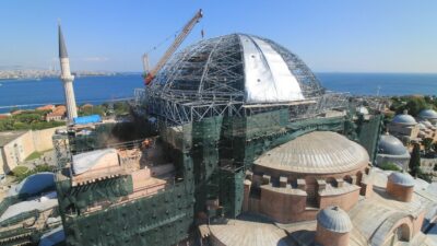 Ayasofya'nın tarihi kubbesinde yürütülen restorasyon çalışmaları, önemli bir aşamaya ulaştı