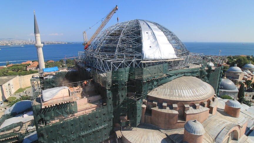 Ayasofya'nın tarihi kubbesinde yürütülen restorasyon çalışmaları, önemli bir aşamaya ulaştı