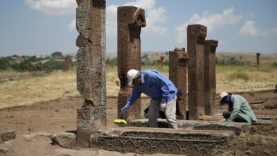 Ahlat'taki Selçuklu Meydan Mezarlığı'nda yapılan kazılarda çıkan yeni mezarlar, bölgenin