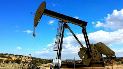 ABD/İsrail-İran savaşının yarattığı belirsizlikler, Brent petrol fiyatlarını etkiledi ve varil