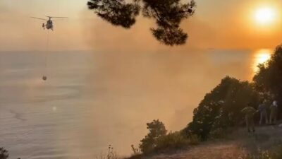 Büyükada'da plajda bulunan bir restorandan çıkıp ormanlık alana yayılan yangın,
