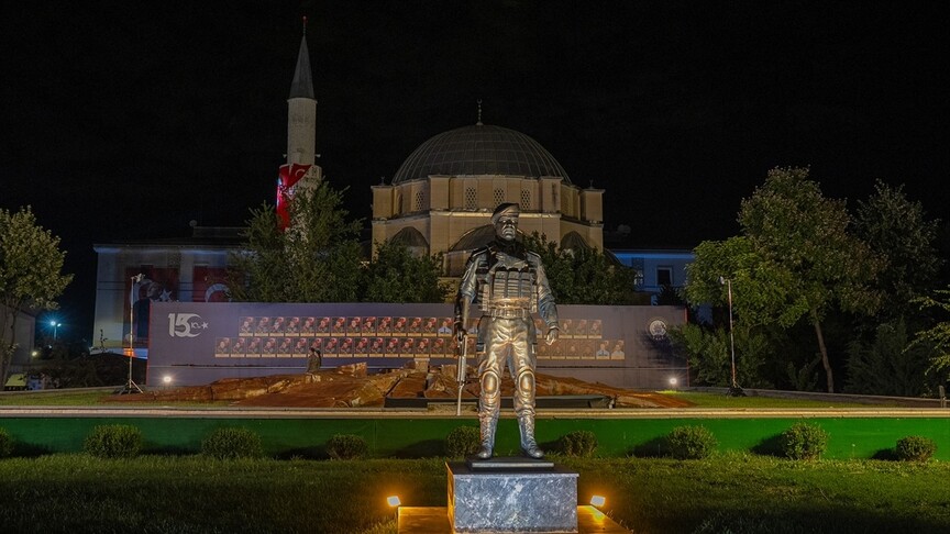 15 Temmuz'un anısına camilerde selalar okundu, vatandaşlar sabah namazında bir