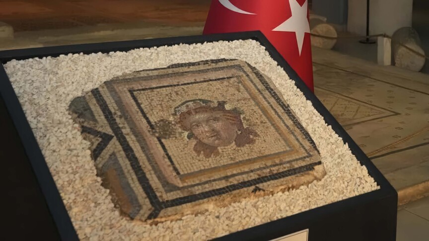 Kültürel mirasımızın bir parçası olarak, Çingene Kızı Mozaiği'nin 13. paneli