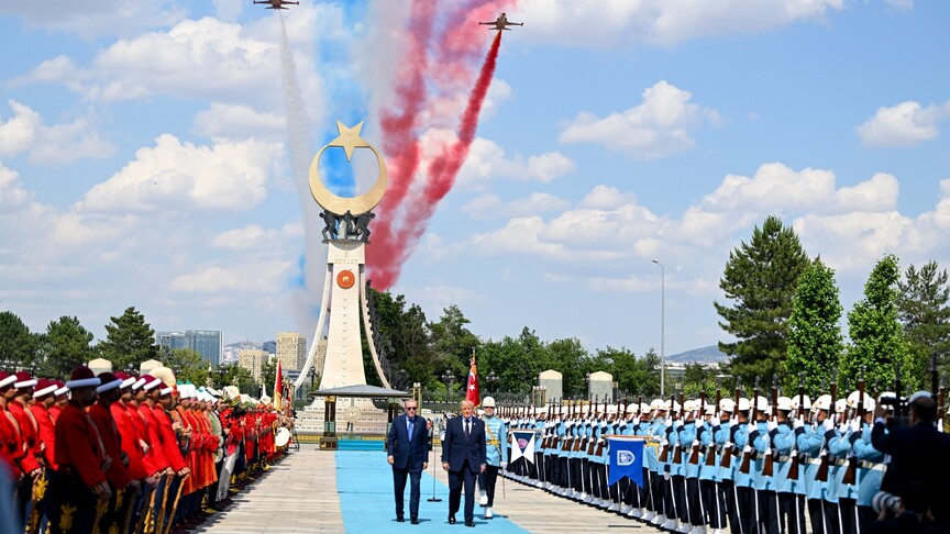 Cumhurbaşkanı Erdoğan, Trump'ı Türkiye'de resmi bir törenle karşıladı.