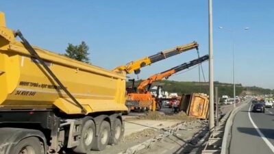 İstanbul'un Eyüpsultan ilçesinde meydana gelen kazada, bir hafriyat kamyonunun kontrolden