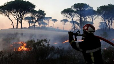 Fransa'nın güneyinde, Herault kentinde çıkan yangın, komşu Aude vilayetine sıçrayarak