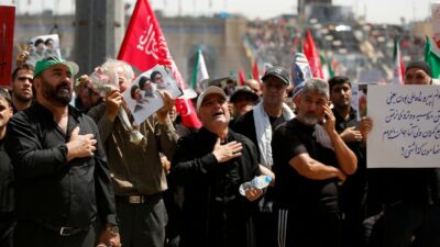 Tahran’da düzenlenen veda töreninde hayatını kaybeden Ali Hamaney için katılımcılar