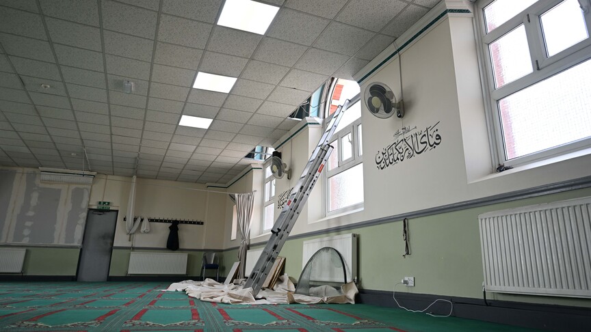 British Muslim Trust'ın yayımladığı rapor, İngiltere'de camilere yönelik saldırıların artışını
