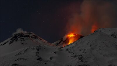 Etna Yanardağı, yeniden etkileyici bir güçle kül ve gaz püskürterek