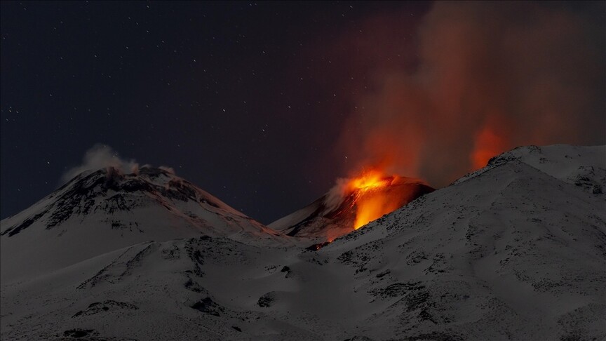 Etna Yanardağı, yeniden etkileyici bir güçle kül ve gaz püskürterek