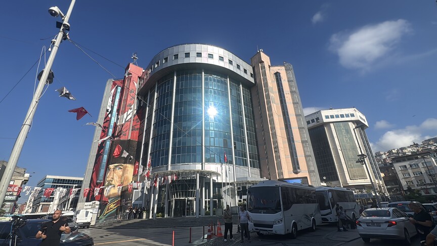 İçişleri Bakanlığı, İzmit'in kadın belediye başkanını geçici olarak görevinden uzaklaştırdı.