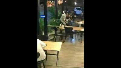 Karamürsel'de meydana gelen motosiklet kazası, güvenlik kameralarına yansıdı. Kontrolden çıkan